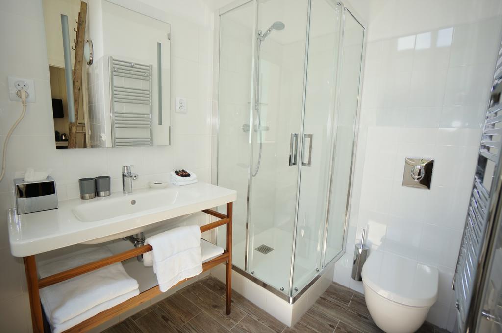 Les Trois Lys Hotel 3*